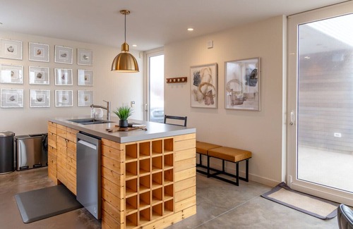 Lismore Apartment | Elegant Oceanfront Escape - hot Tub & Sauna - Private