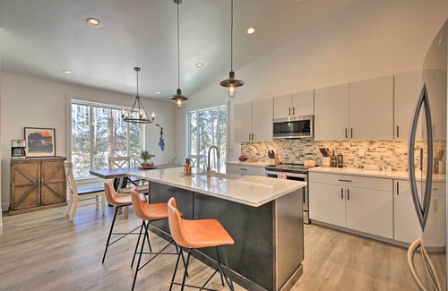 Priest River House | Elegant Priest Lake Townhome ~ 1 Mi From Lake