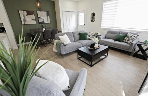 Northwest Edmonton House | Elegant Retreat with King Beds,Golf,Disney,Near WEM