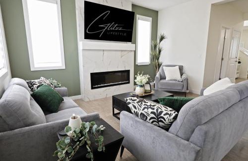 Northwest Edmonton House | Elegant Retreat with King Beds,Golf,Disney,Near WEM