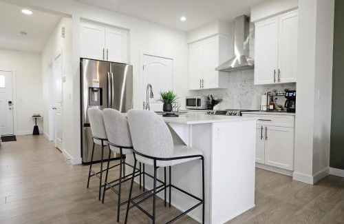 Northwest Edmonton House | Elegant Retreat with King Beds,Golf,Disney,Near WEM