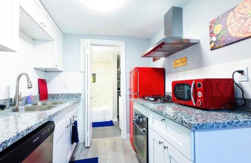 Neartown Cabin | Elegant Studio Montrose-Amalfi @ The ItalianPlaza