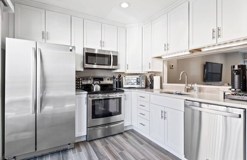 Virginia Square House | Elegant Townhome ★ Heart of Arlington ★ Kid & Pet-Friendly