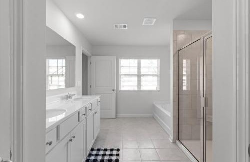 Buford House | Elegant Townhouse Retreat Near Mall Of Georgia
