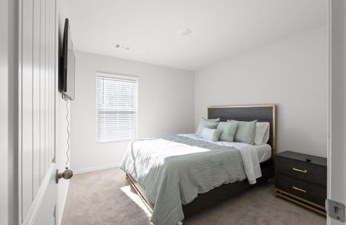 Buford House | Elegant Townhouse Retreat Near Mall Of Georgia
