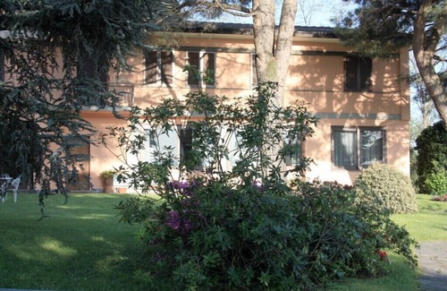 Cremnago Villa | Elegant villa surrounded by a large garden available to guests