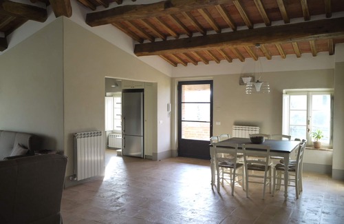 Marciano della Chiana House | Elegante Casa di Campagna con Torretta e Piscina