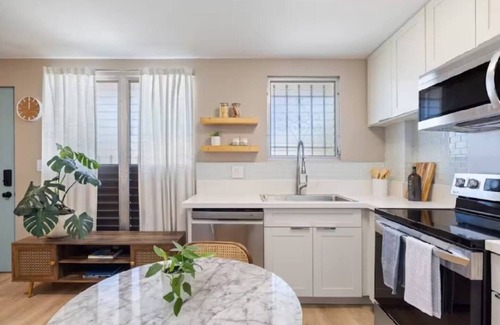 McCully - Moiliili Apartment | Elevated Honolulu Sanctuary Renovated w/Aircon