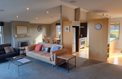 Nukuhau House | Elevated Taupo Views – Modern Family Home