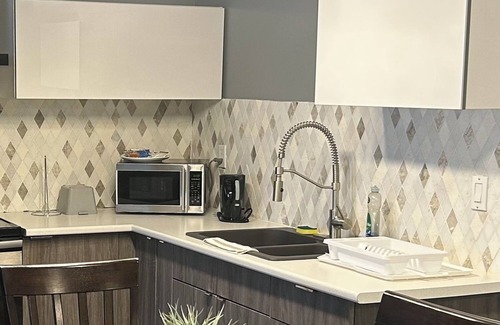 Leamington Apartment | Elias Plaza (Apt 2)nStylish Apartment in the Heart of Downtown