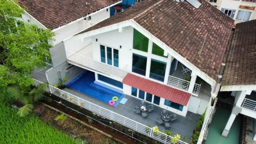 Nerul Villa | ELIVAAS 4 BHK with Pvt Pool & Sunrise or Sunset view - Risaia