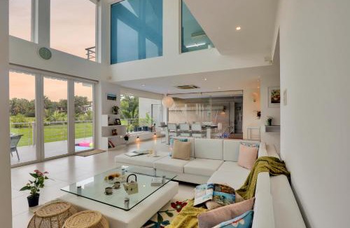Nerul Villa | ELIVAAS 4 BHK with Pvt Pool & Sunrise or Sunset view - Risaia