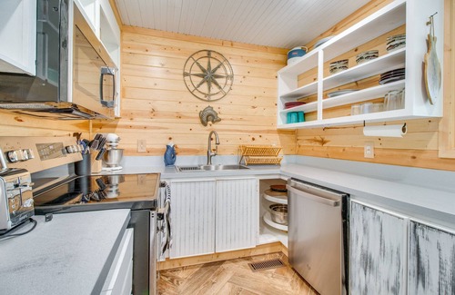 Elizabeth House | Elizabeth Vacation Rental w/Private Hot Tub!