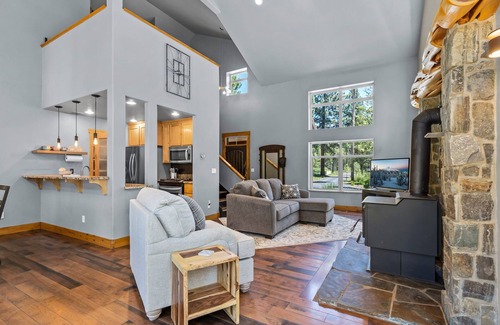 Sunriver House | Elk Cabin Getaway! Hot Tub ~ Private access to Deschutes River ~ Fireplace