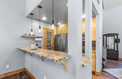 Sunriver House | Elk Cabin Getaway! Hot Tub ~ Private access to Deschutes River ~ Fireplace