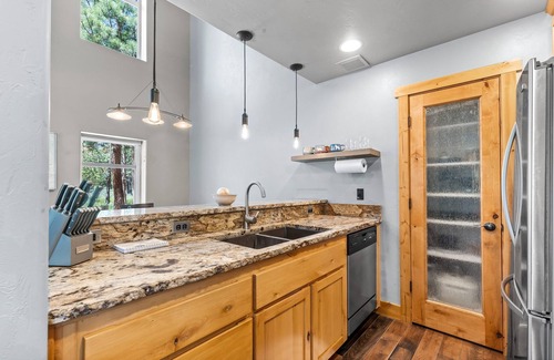 Sunriver House | Elk Cabin Getaway! Hot Tub ~ Private access to Deschutes River ~ Fireplace