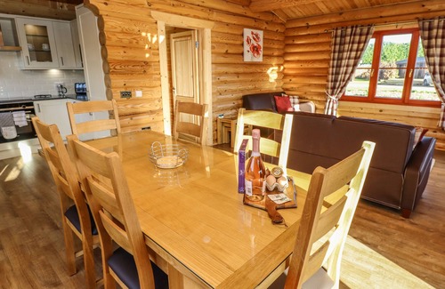 Castle Bytham Cottage | ELM LODGE, family friendly, with pool in Greetham, Rutland