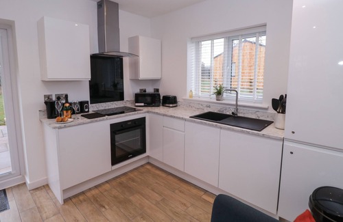 Radbourne Cabin | ELM LODGE, pet friendly, with a garden in Etwall