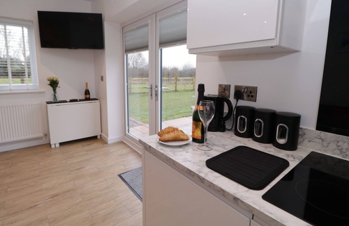 Radbourne Cabin | ELM LODGE, pet friendly, with a garden in Etwall