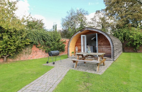 Denstone Cottage | ELM, romantic, character holiday cottage, with a garden in Rocester