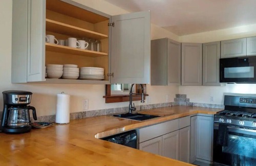Leeds Apartment | Elmhurst House/Town-House - Gnd Floor - 3bd Catskill Mtn View