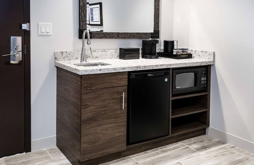 College Station Hotel | Embassy Suites by Hilton College Station, TX