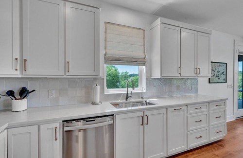 Crane Hill House | Emerald Escape @ Lewis Smith Lake. Luxury lake getaway with panoramic views!