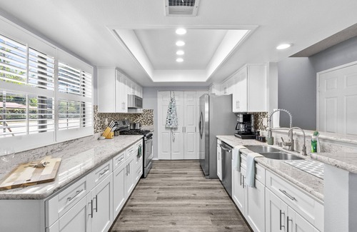 Reseda House | Emerald Jewel: Home Away From Home