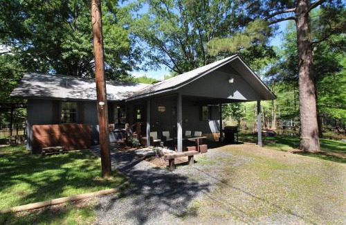 Shreveport House | Emerald Point Cabin - Lake Front With Kayaks