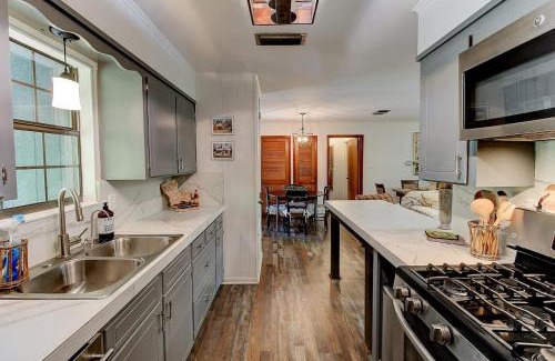 Shreveport House | Emerald Point Cabin - Lake Front With Kayaks