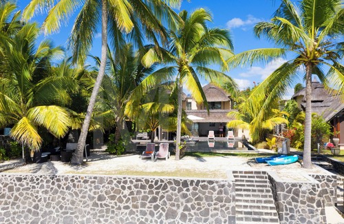 Belle Mare Villa | Emerald Villa, 220 m2, BEACHFRONT private pool NEXT TO SAINT GERAN HOTEL