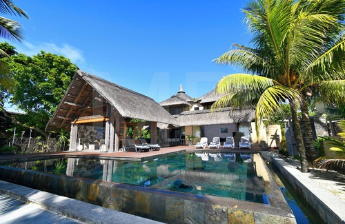 Belle Mare Villa | Emerald Villa, 220 m2, BEACHFRONT private pool NEXT TO SAINT GERAN HOTEL
