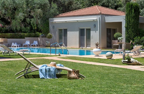 Chalcis Villa | Emerald Villa-next to the beach-sharing swimming pool