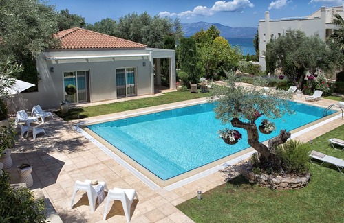 Chalcis Villa | Emerald Villa-next to the beach-sharing swimming pool