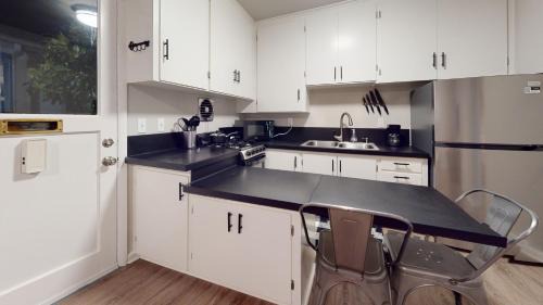 Snohomish Apartment | Emily's Escape AC Smart TV and Covered Parking
