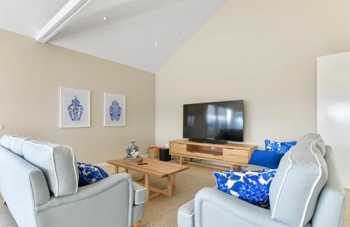 Windera House | Emma's Lane Panoramic Views Elegant Styling Sleeps 8