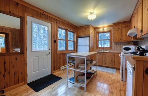 Les Pays-d'en-Haut Regional County Municipality Ski Chalet | Enchanted chalet with Hot Tub near Saint Sauveur