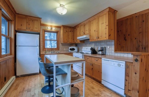 Les Pays-d'en-Haut Regional County Municipality Ski Chalet | Enchanted chalet with Hot Tub near Saint Sauveur
