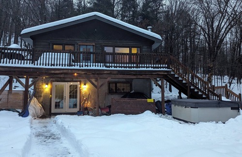 Les Pays-d'en-Haut Regional County Municipality Ski Chalet | Enchanted chalet with Hot Tub near Saint Sauveur