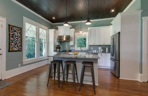 Unionville House | Enchanting 1915 farmhouse on 5 serene acres