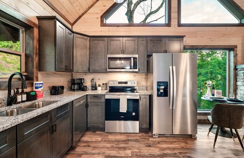 Gatlinburg - Pigeon Forge Cabin | Enchanting Couples Getaway! Theatre! Mountain Views! Hot Tub! Gatlinburg!