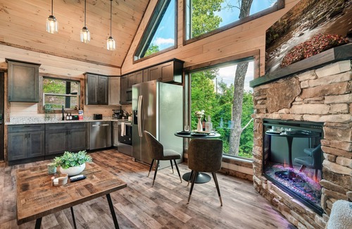 Gatlinburg - Pigeon Forge Cabin | Enchanting Couples Getaway! Theatre! Mountain Views! Hot Tub! Gatlinburg!