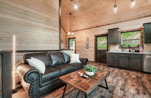 Gatlinburg - Pigeon Forge Cabin | Enchanting Couples Getaway! Theatre! Mountain Views! Hot Tub! Gatlinburg!