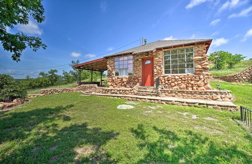 Medicine Park Cottage | Enchanting Hilltop Cottage in Medicine Park!