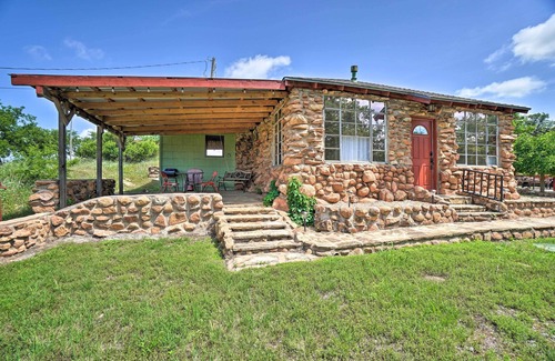 Medicine Park Cottage | Enchanting Hilltop Cottage in Medicine Park!