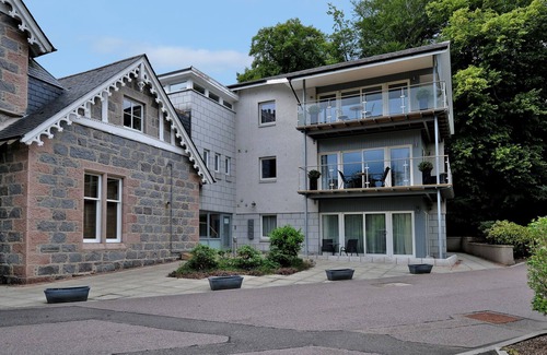 Cults Apartment | Enchanting Home with Furnished Balcony in Cults, Scotland