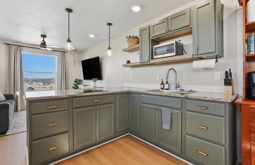Caldwell House | Enclave - Private King 1 Bedroom Sleeps 4! Outdoor Patio View