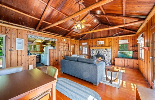 Jacksonport Cabin | "Enduring Memories" Lakefront Cottage in Jacksonport - Newly Furnished for 2024!