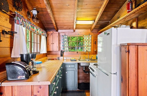 Jacksonport Cabin | "Enduring Memories" Lakefront Cottage in Jacksonport - Newly Furnished for 2024!