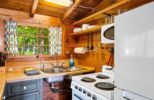 Jacksonport Cabin | "Enduring Memories" Lakefront Cottage in Jacksonport - Newly Furnished for 2024!